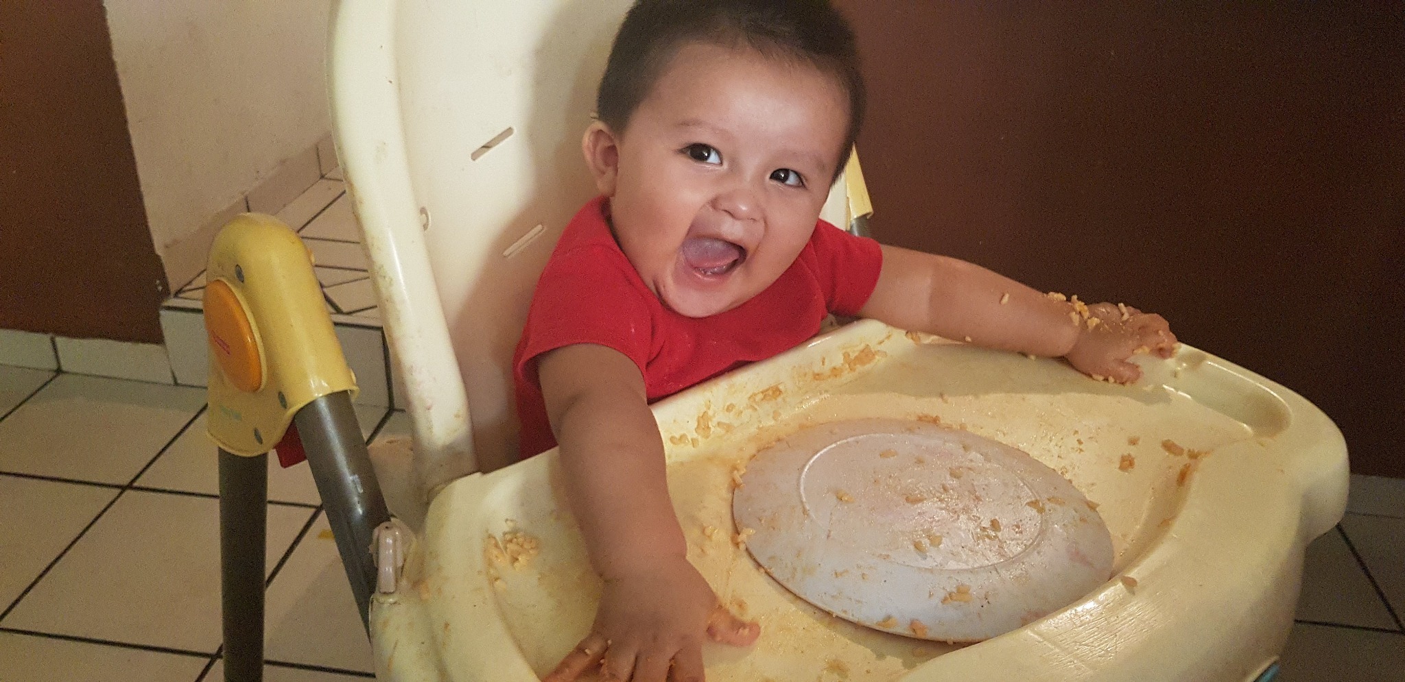 Renecito comiendo